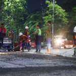 Pengaspalan Malam Jalan Kendung Prioritaskan Keselamatan Pengguna Jalan Surabaya
